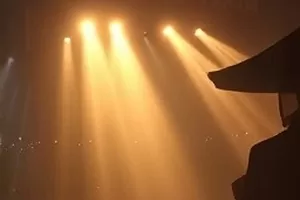 北方来客封面：边境小镇雪后的木屋与晾在窗外的胶片