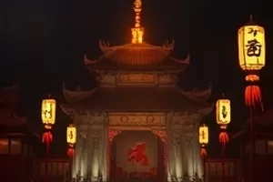苔原猎手封面：苔原上被风吹弯的低矮灌木与脚印