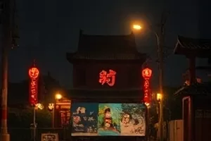 雪线之上封面：雪线附近裸露的岩壁与背着装备的攀登者