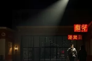铁轨上的月亮封面：夜色中停运的检修轨道与一盏信号灯